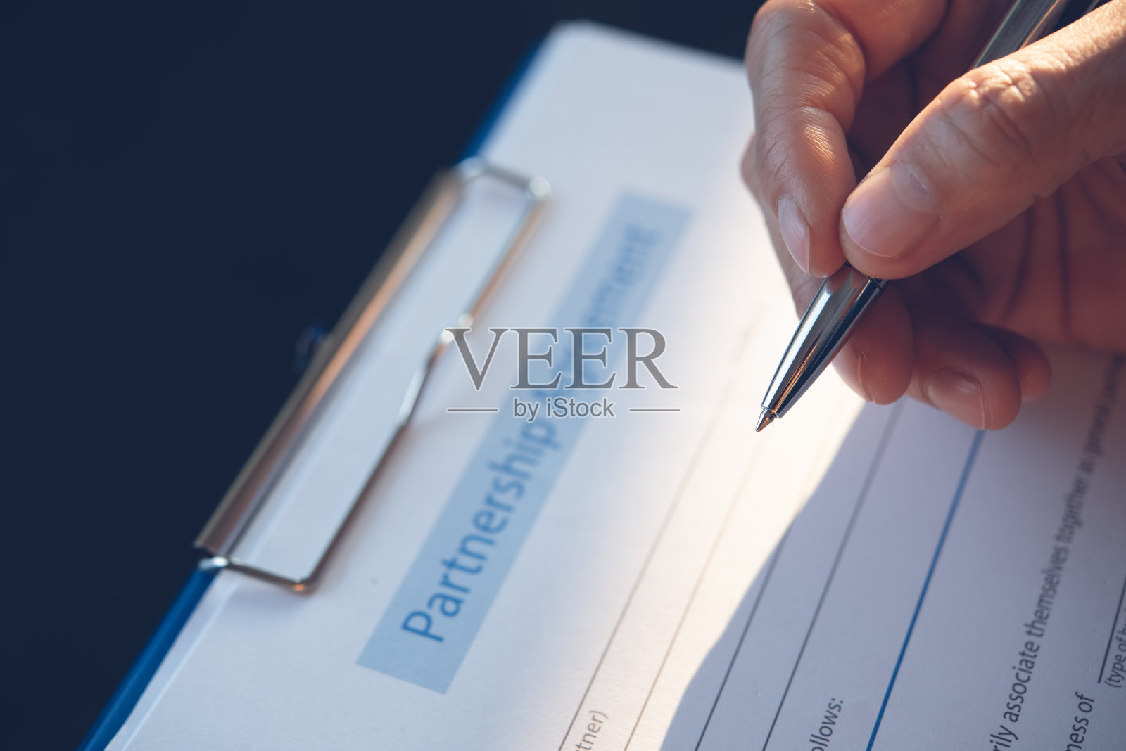 商人在现代化的办公室工作，签订合同照片摄影图片