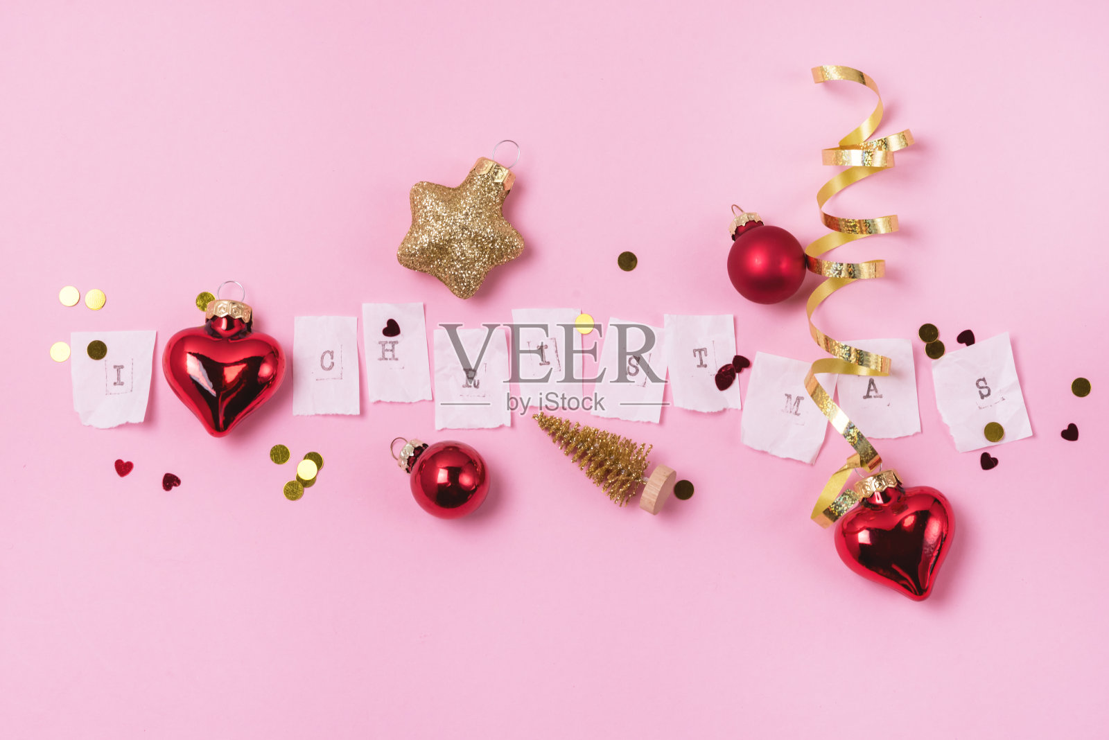 圣诞节背景或概念字母我爱圣诞饰品金色纸屑顶部视图照片摄影图片