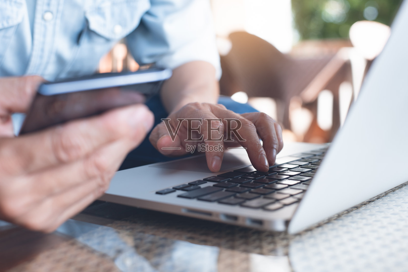 在咖啡馆用笔记本电脑工作的男人照片摄影图片