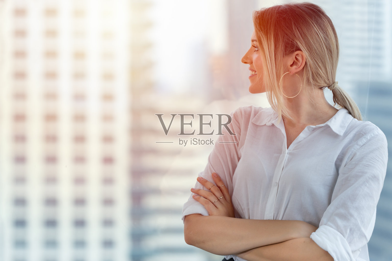 商务办公室女职员望着窗外快乐的微笑，为经理执行远景概念照片摄影图片