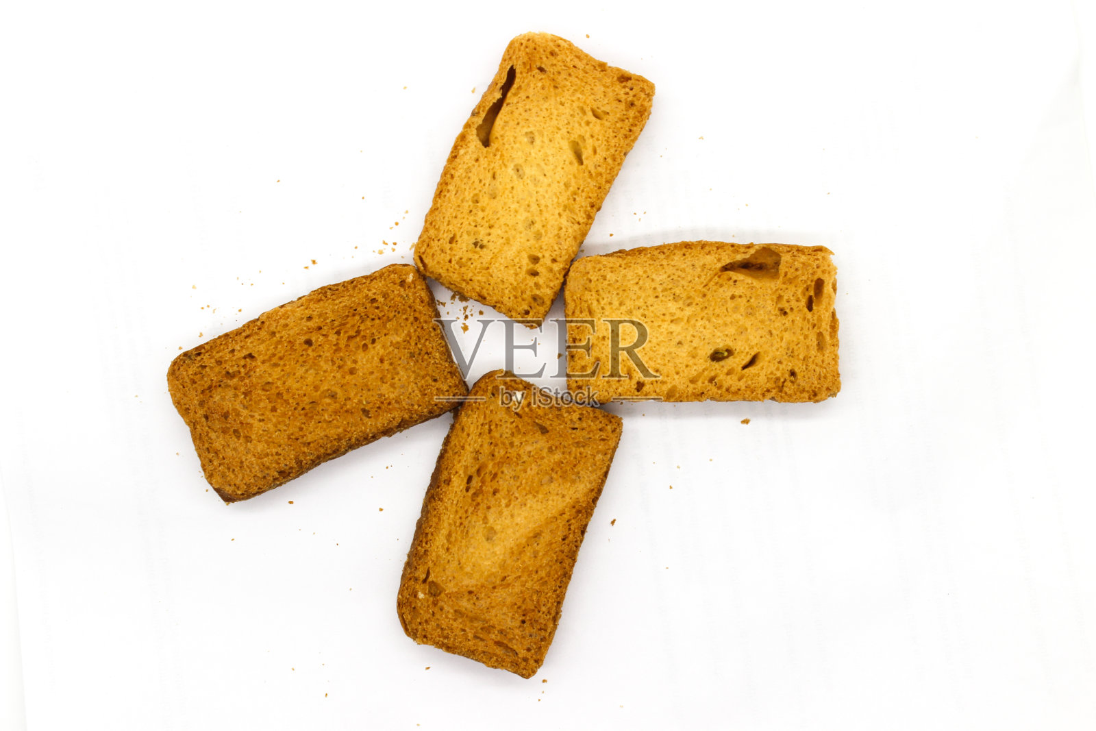 酥脆的rusk在白色背景与选择性聚焦照片摄影图片