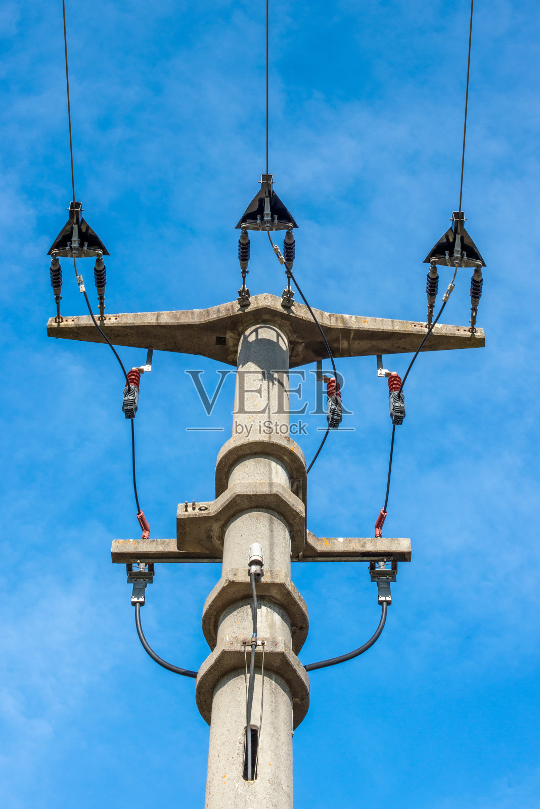 蓝天下绝缘的高压电线照片摄影图片