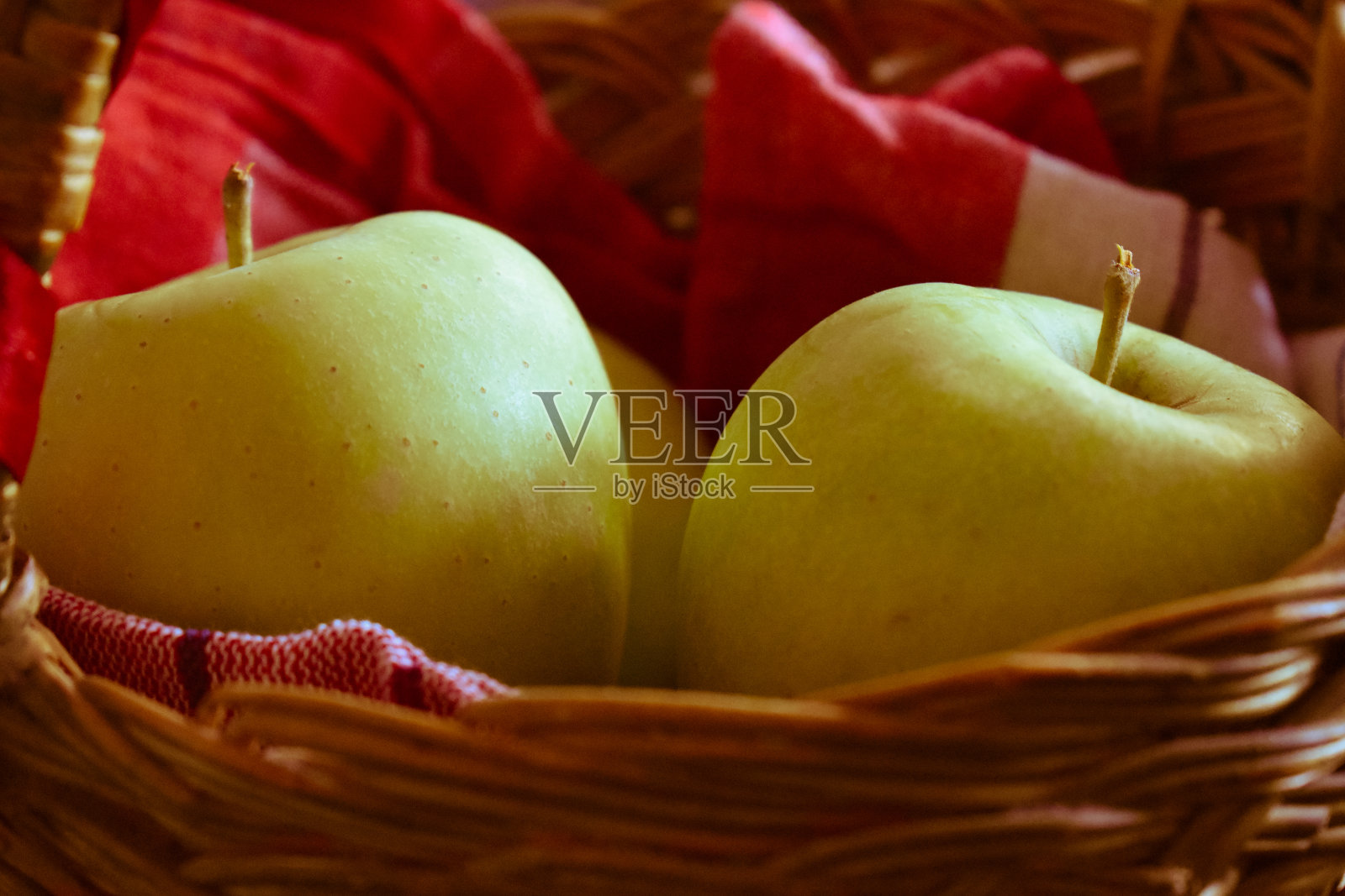 篮子里的青苹果照片摄影图片