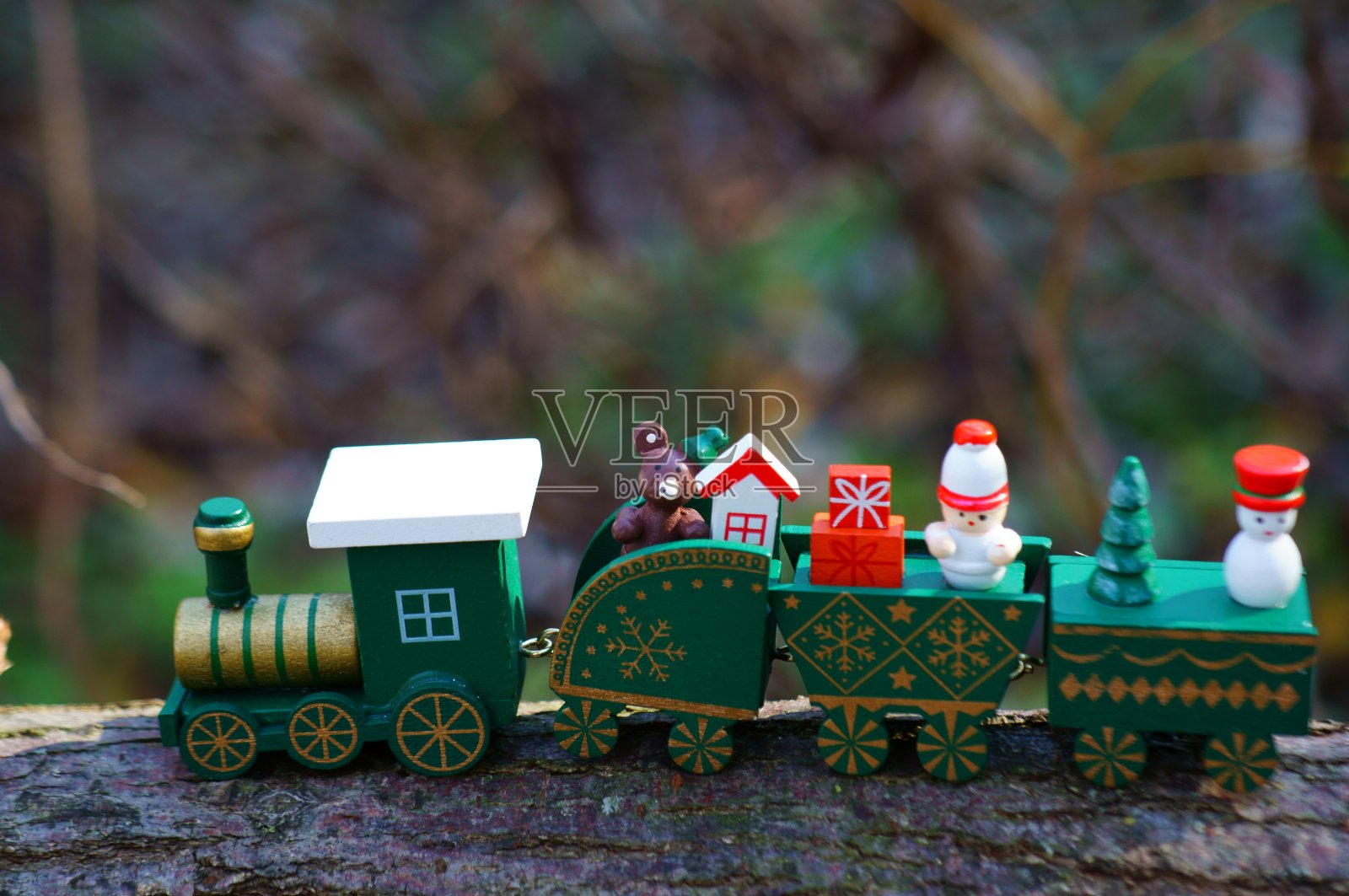 圣诞玩具火车。圣诞装饰品。照片摄影图片