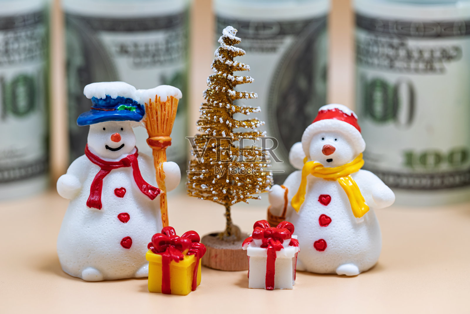 概念:在圣诞节和新年为所爱的人买礼物照片摄影图片