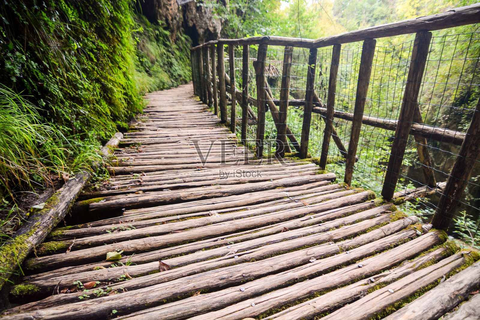 通路木制人行桥照片摄影图片