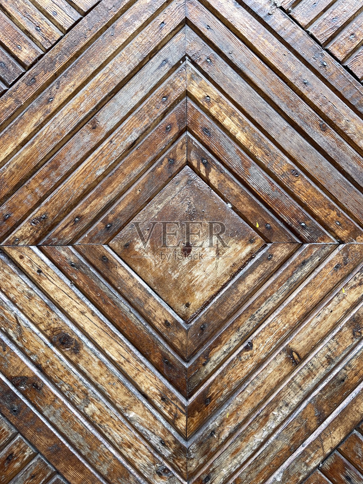 木质表面油漆剥落。破旧建筑外，旧木材表面的纹理背景与破碎的绿松石漆照片摄影图片