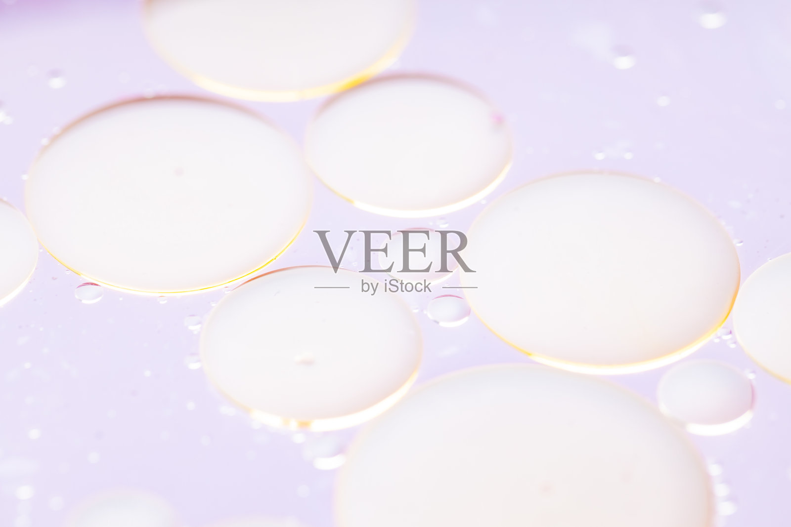 油滴在水中。摘要泡沫的背景。抽象的流动模式。本空间照片摄影图片