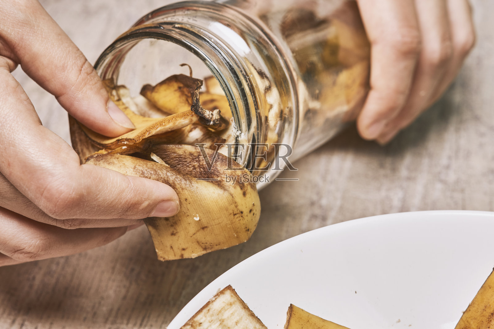 制作香蕉皮肥料照片摄影图片
