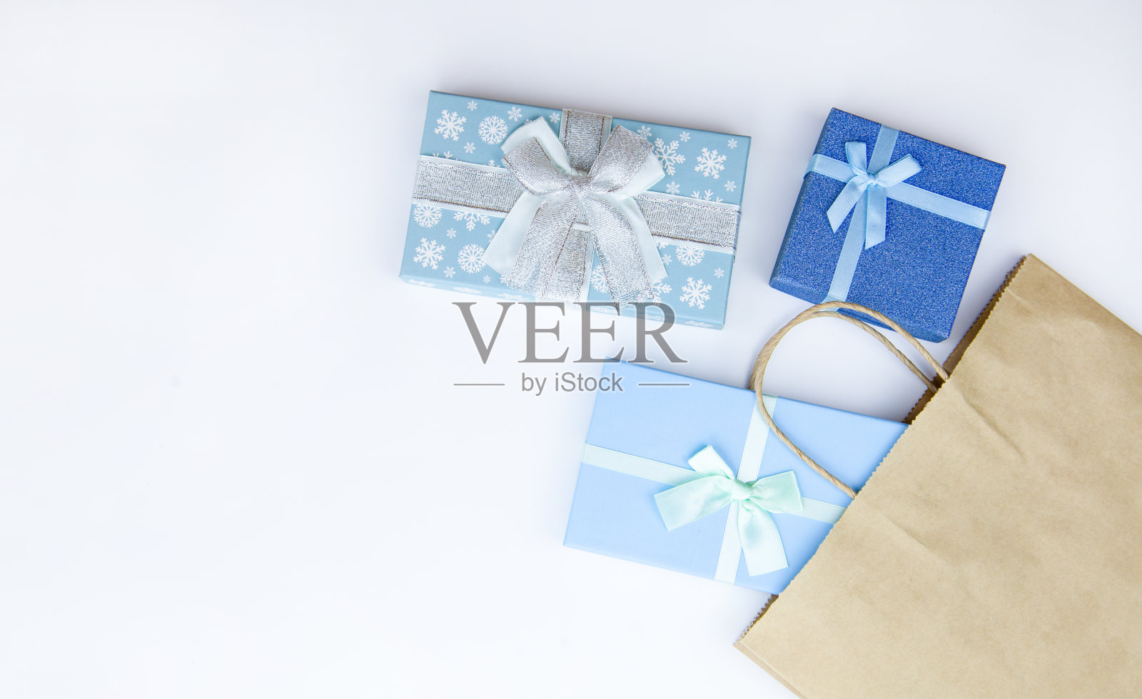 装着圣诞礼物和工艺品的蓝色盒子照片摄影图片