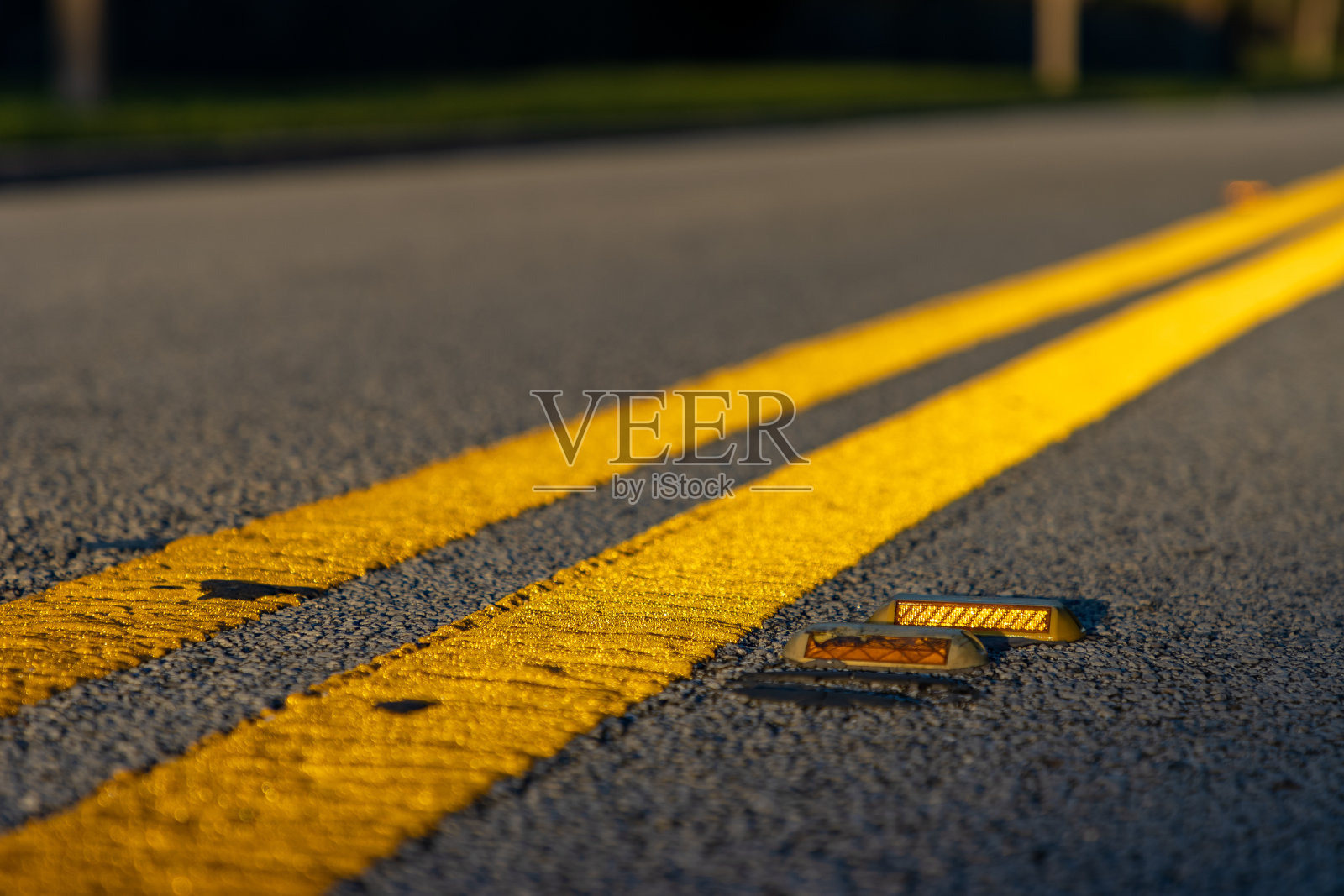 反光黄色中心线在道路上照片摄影图片