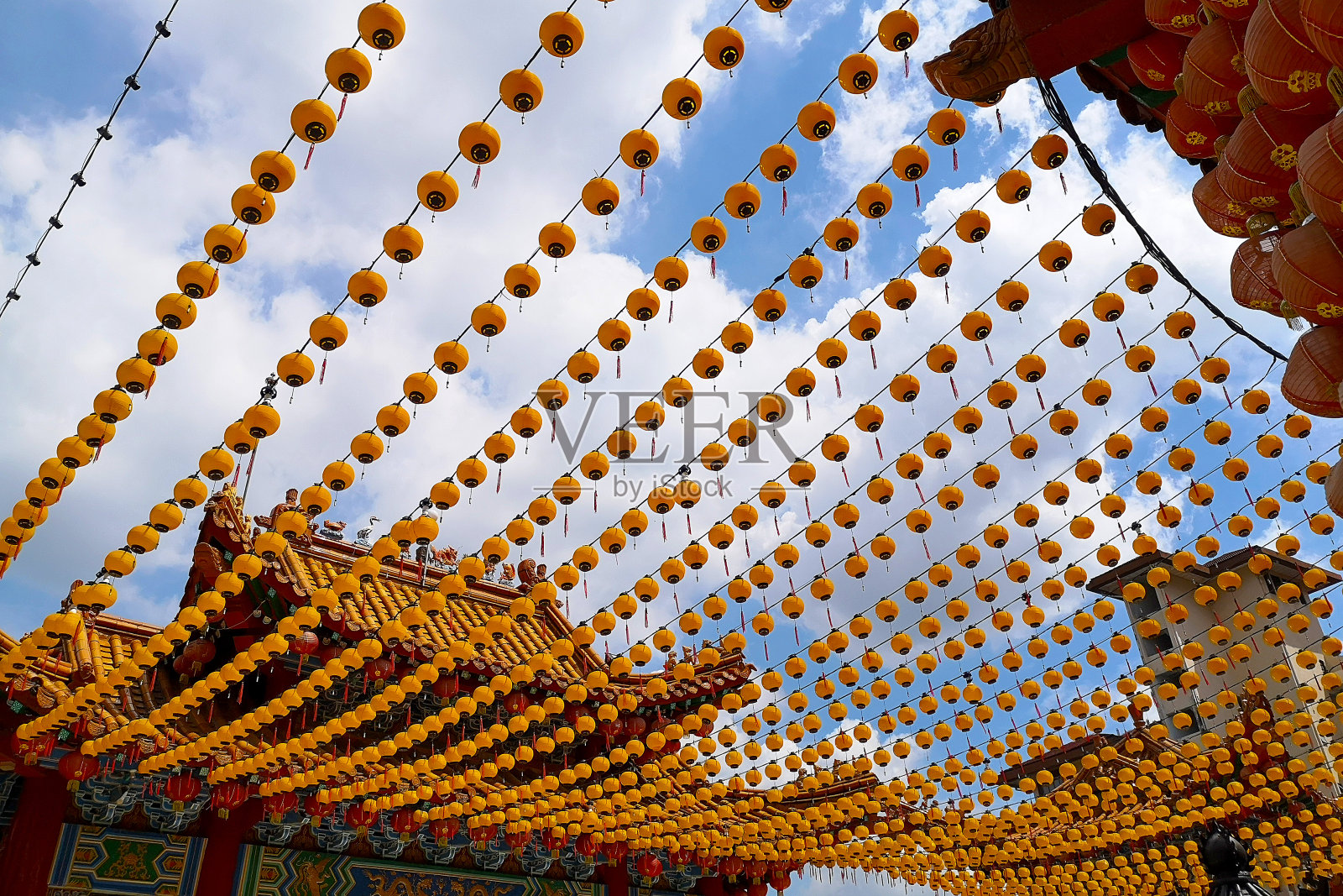 中国农历新年庆祝活动之前更换灯笼内照片摄影图片