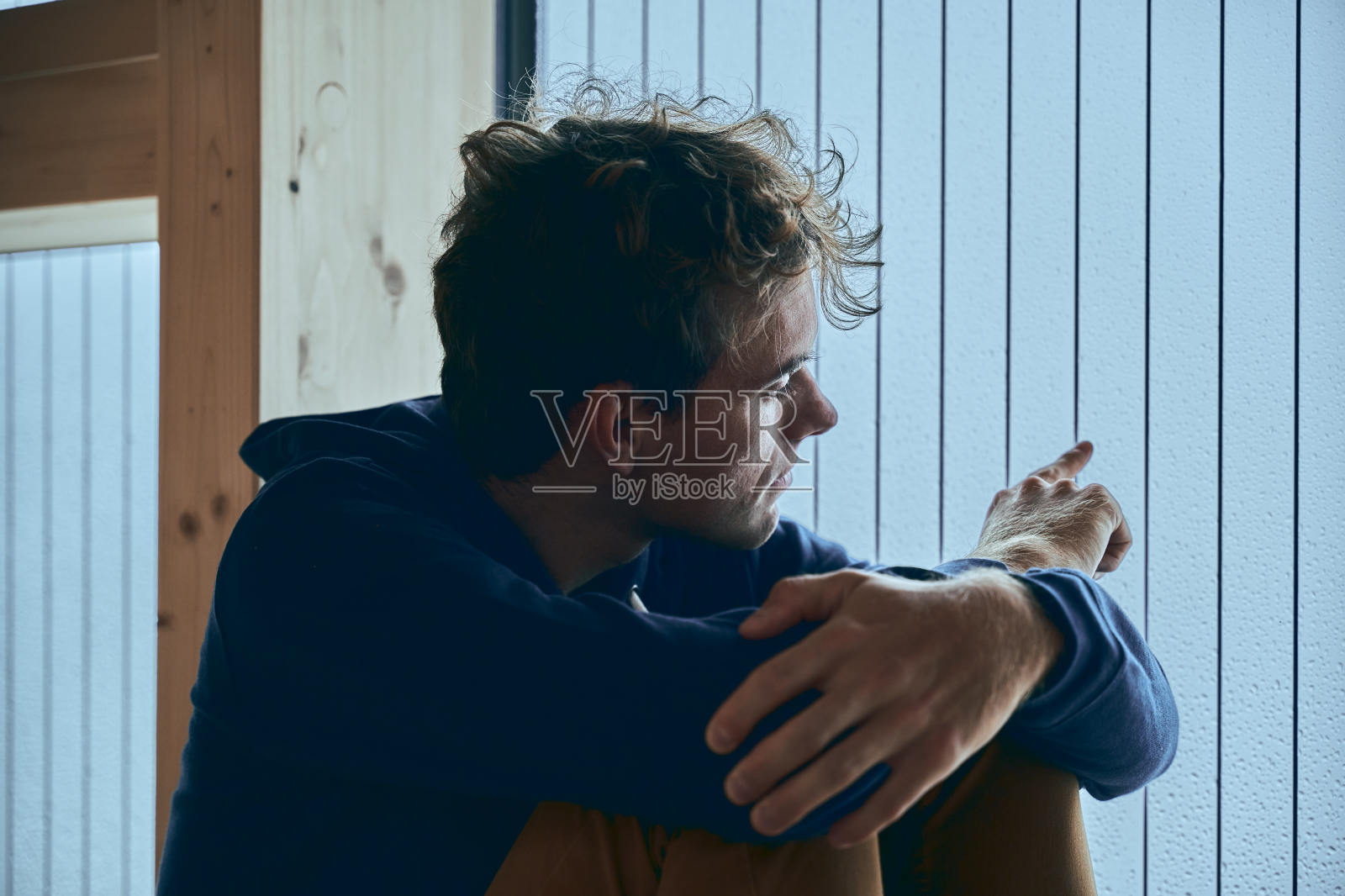 年轻人在窗边放松，在思考照片摄影图片