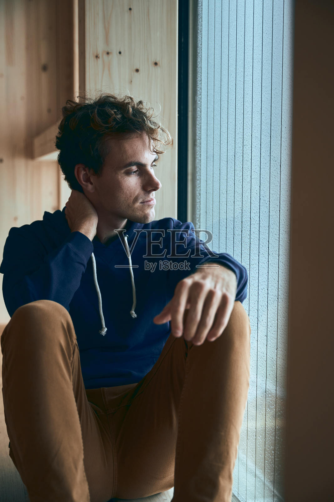 年轻人在窗边放松，在思考照片摄影图片