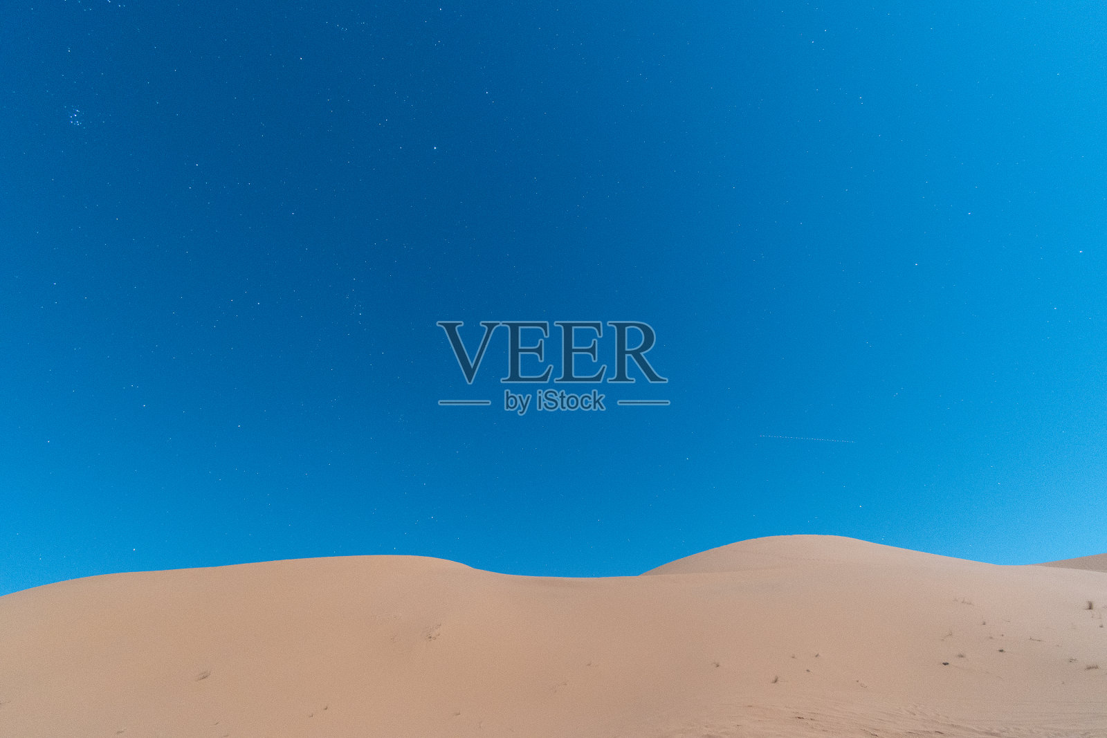 满月下的沙丘照片摄影图片