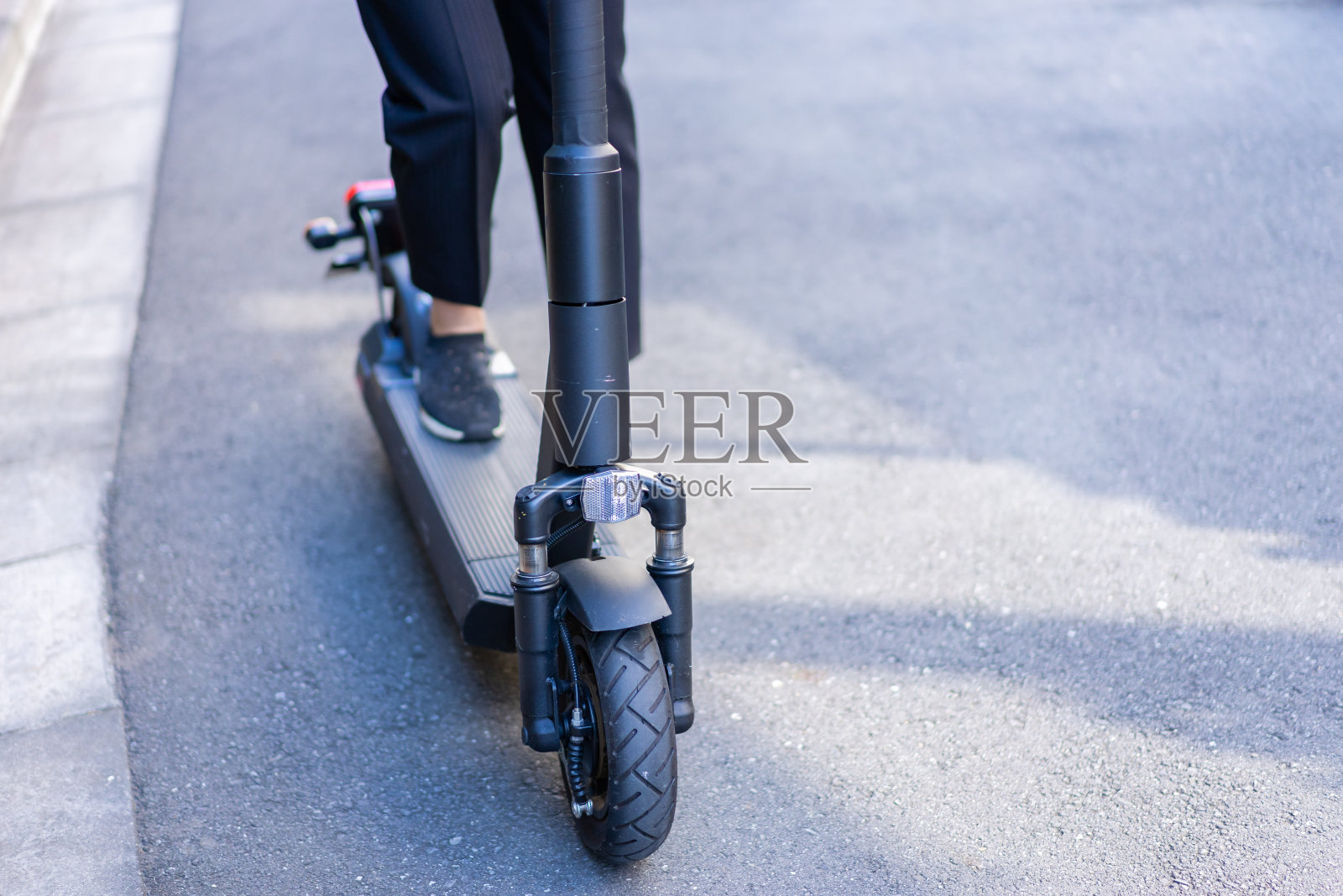 使用电动滑板车的人照片摄影图片