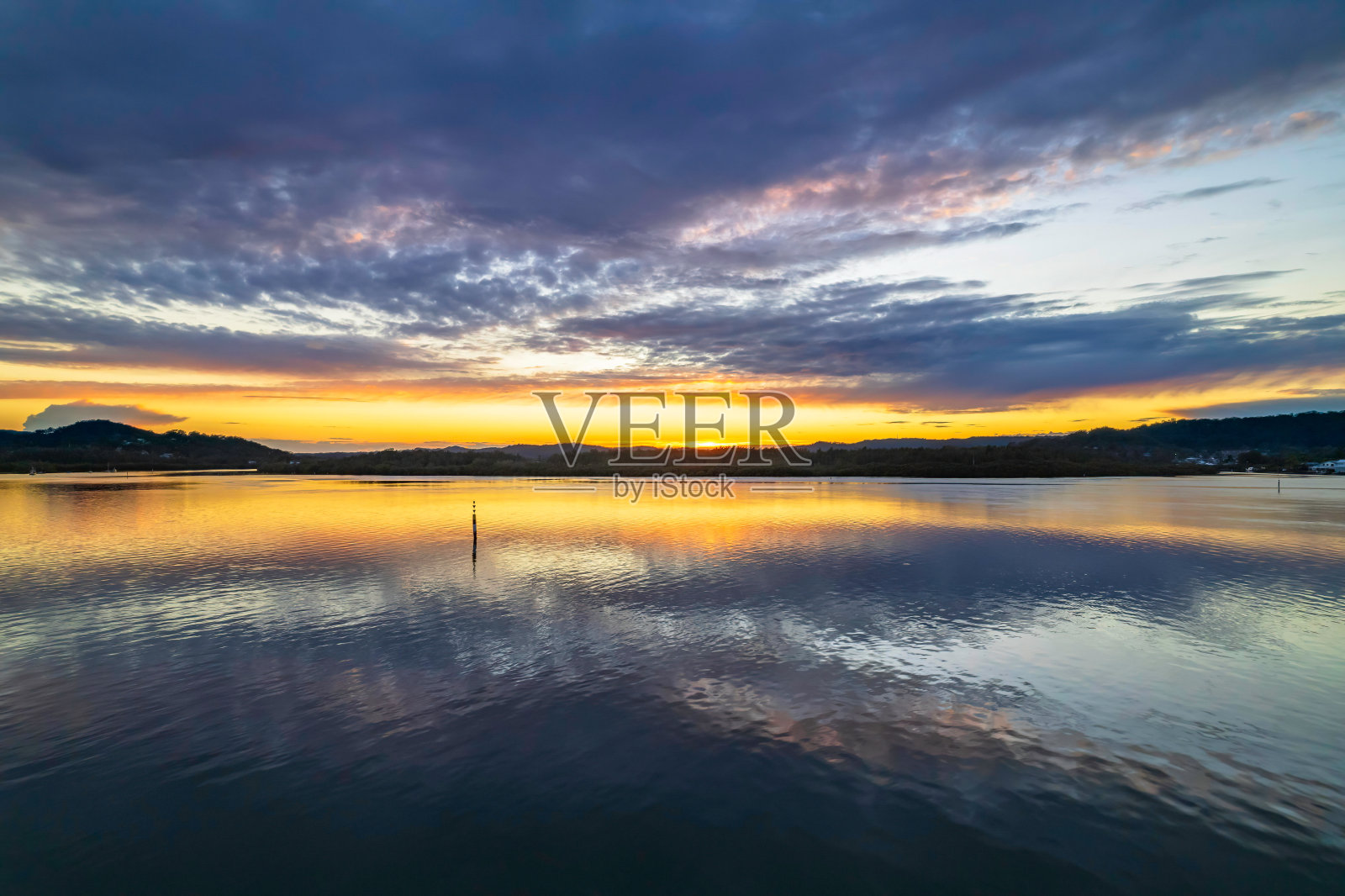 日出空中水景的海湾与云覆盖照片摄影图片