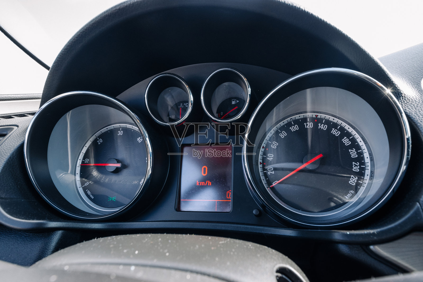 速度的背景。汽车仪表板上装有速度表、转速表。快速的车辆，没有限制的概念。照片摄影图片