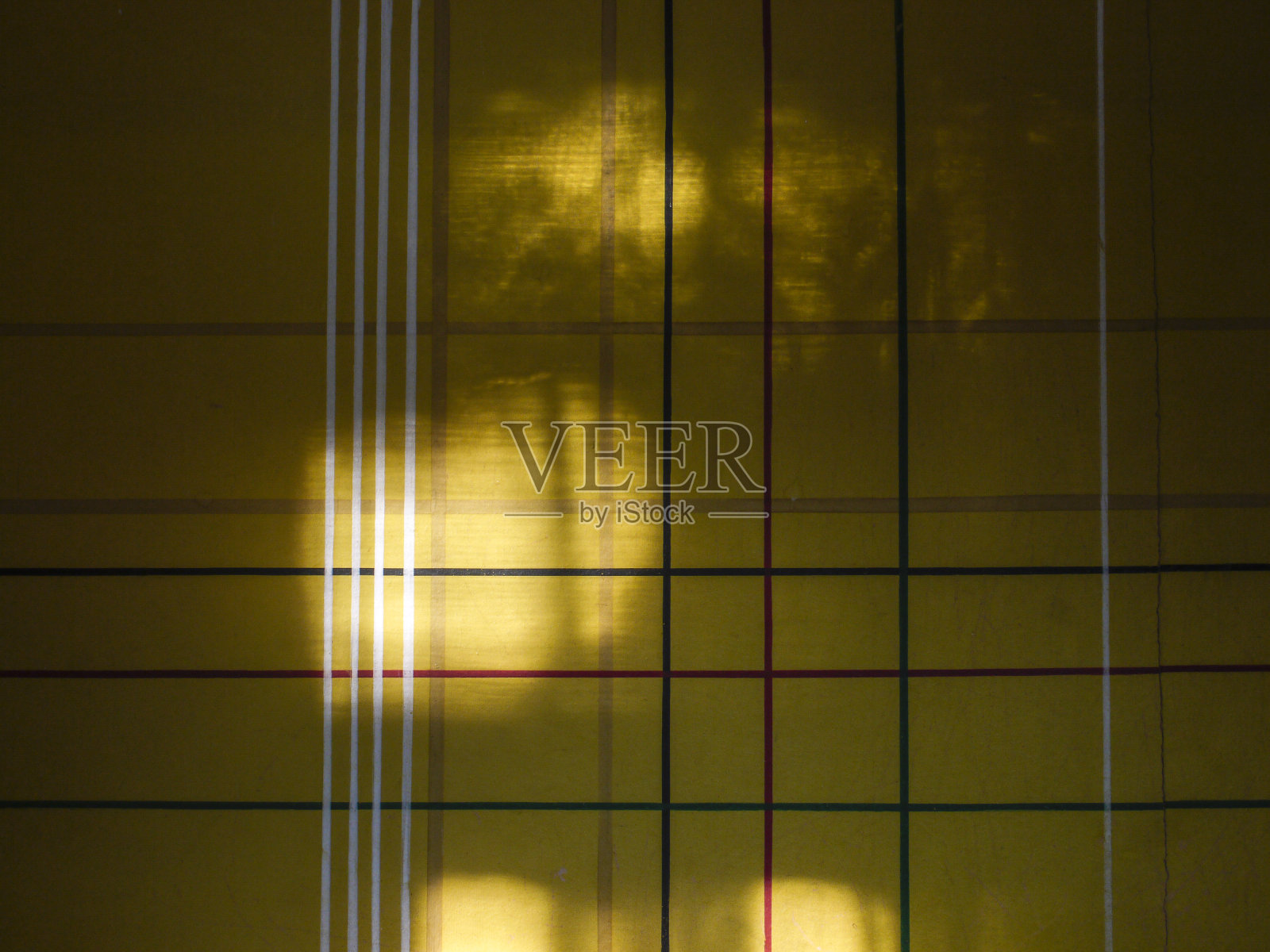 带有彩色线条和明亮聚光灯的复古黄色墙壁照片摄影图片