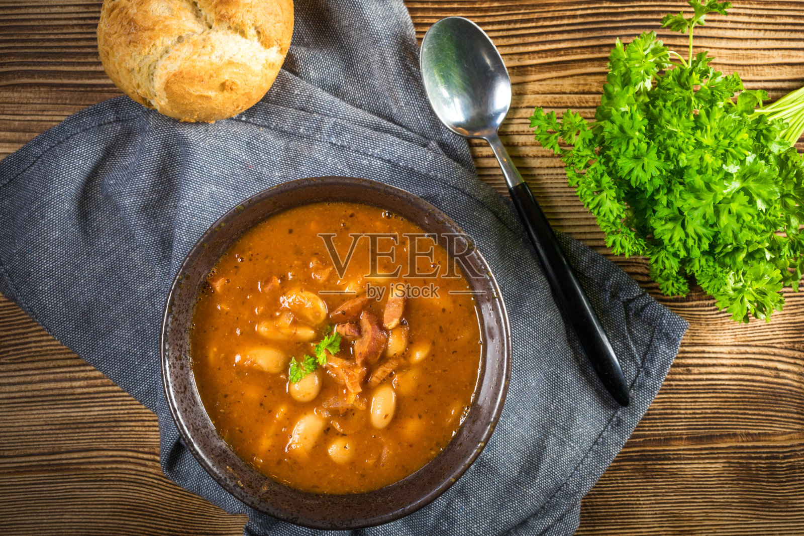 蕃茄酱、熏肉和香肠。照片摄影图片