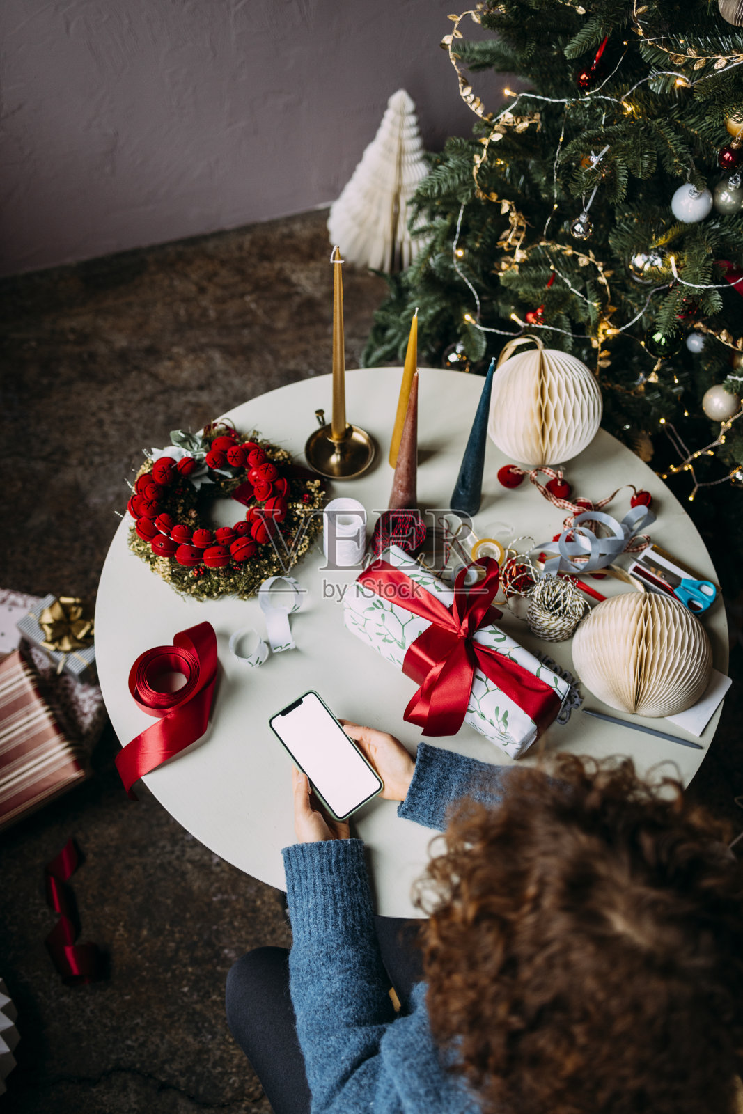 女人在圣诞节使用手机(复制空间)照片摄影图片