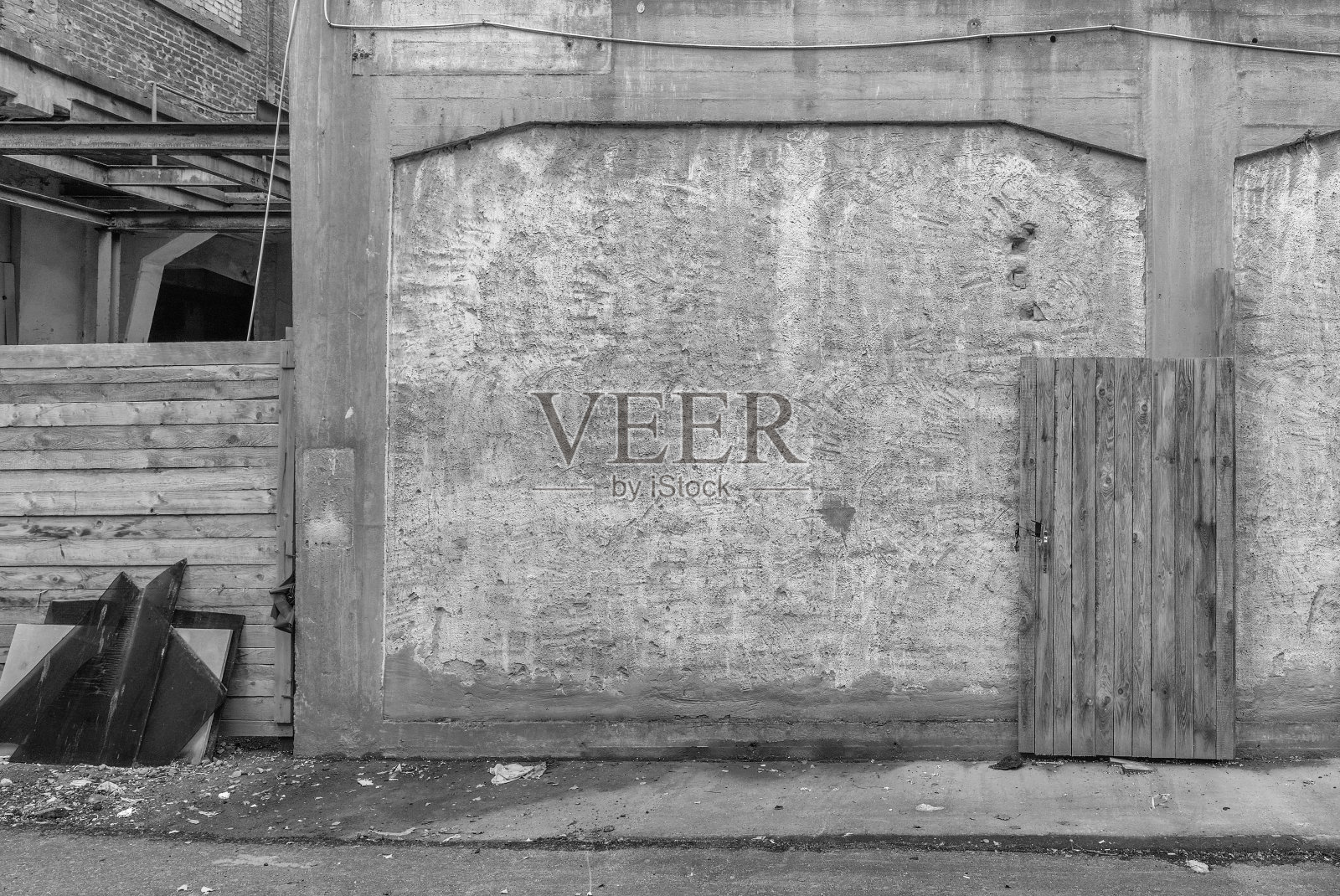 破旧的木门前面是肮脏的正面照片摄影图片