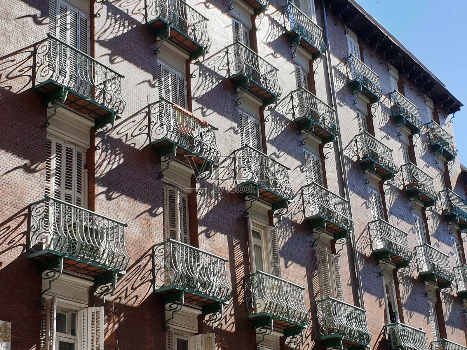 Façade带有金属阳台和精心设计的阴影照片摄影图片
