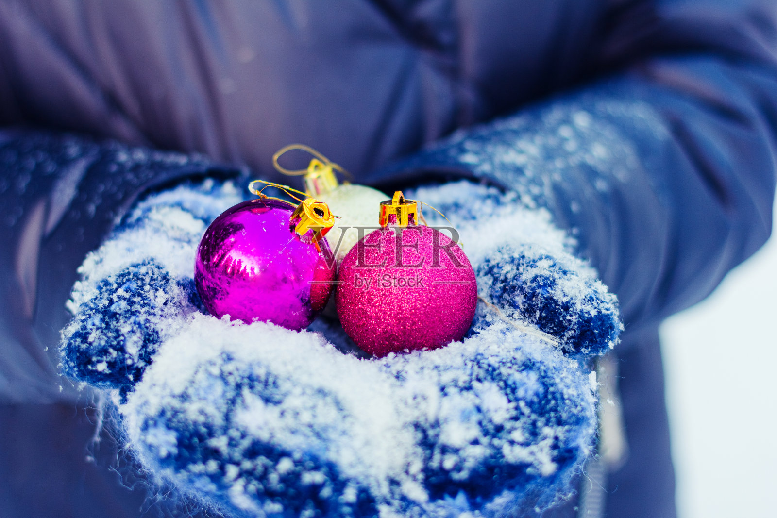 雪白的手和五颜六色的圣诞球照片摄影图片