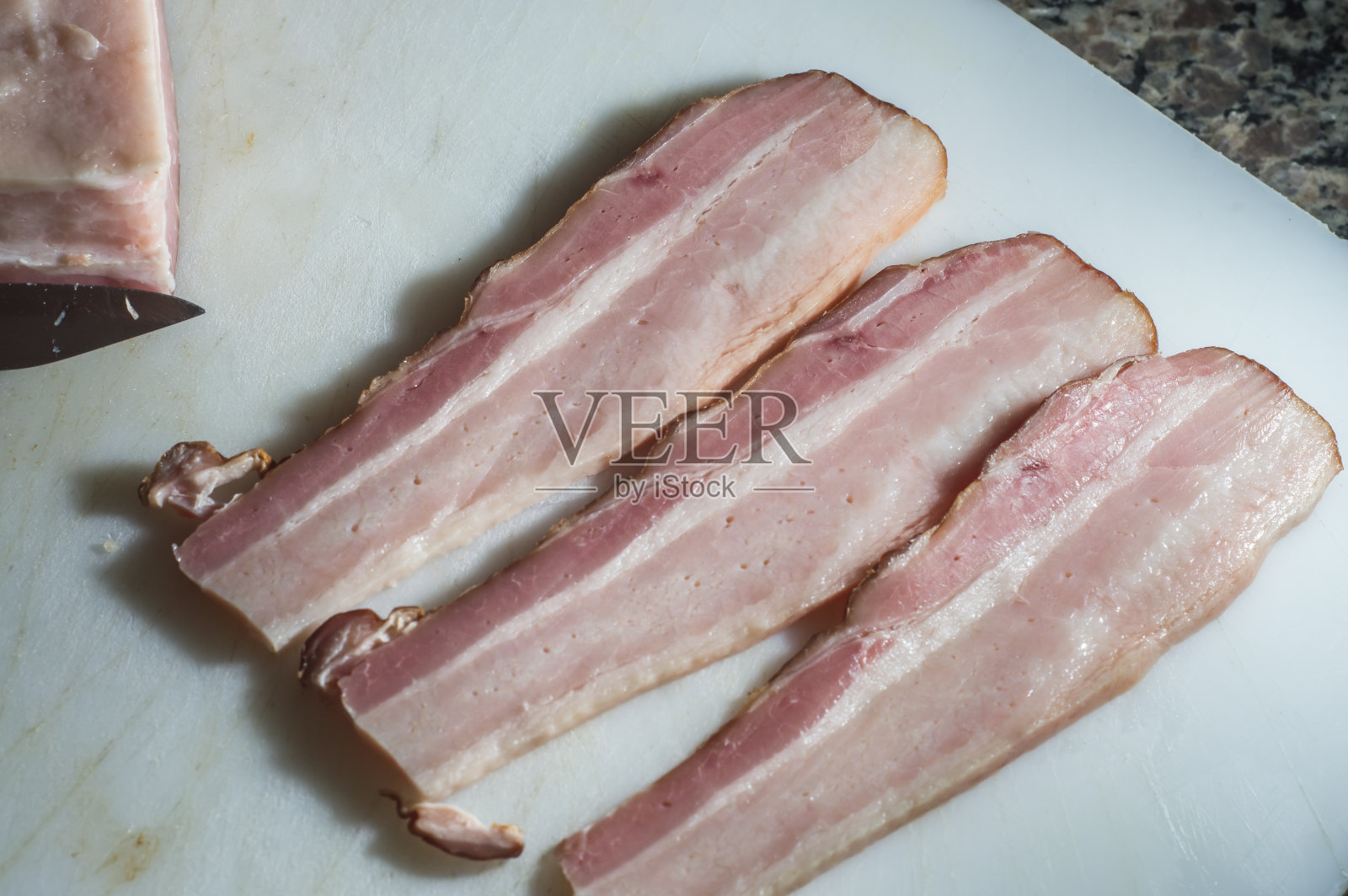 在白板上切成薄片的培根照片摄影图片