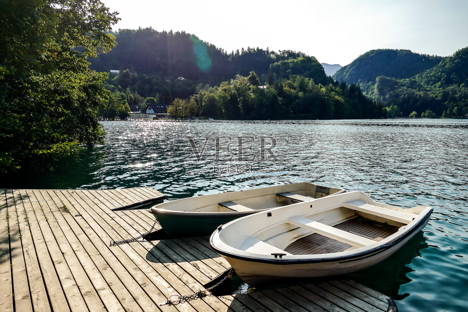 湖面上的小船，以数码照片图片为背景照片摄影图片