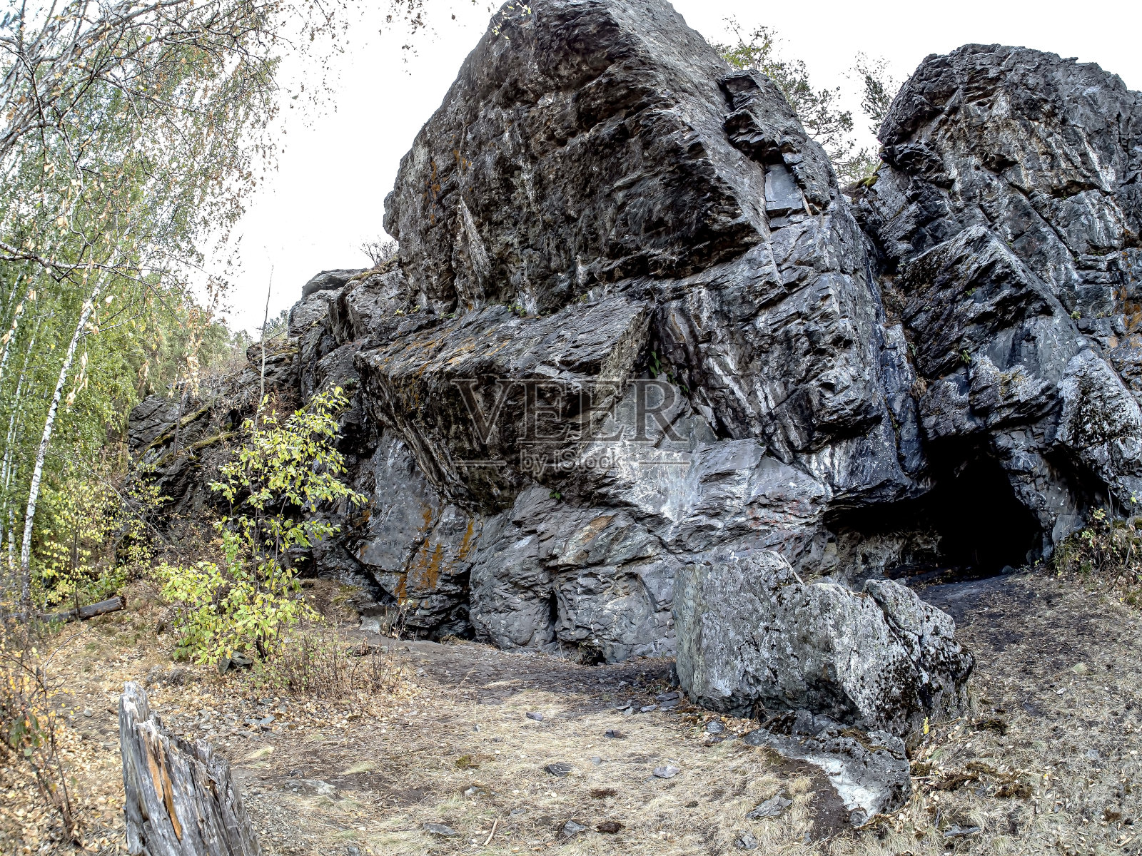 巴兰蒂诺附近玄武岩中的洞穴照片摄影图片