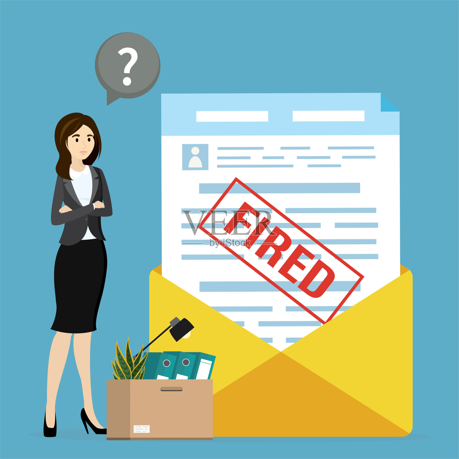 解雇信装在黄色的大信封里。不开心的失业女商人和箱子的东西。减少失业人员插画图片素材