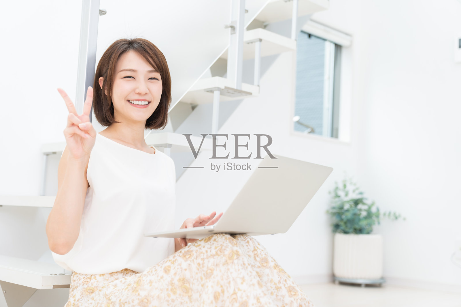 年轻的亚洲女性使用笔记本电脑照片摄影图片