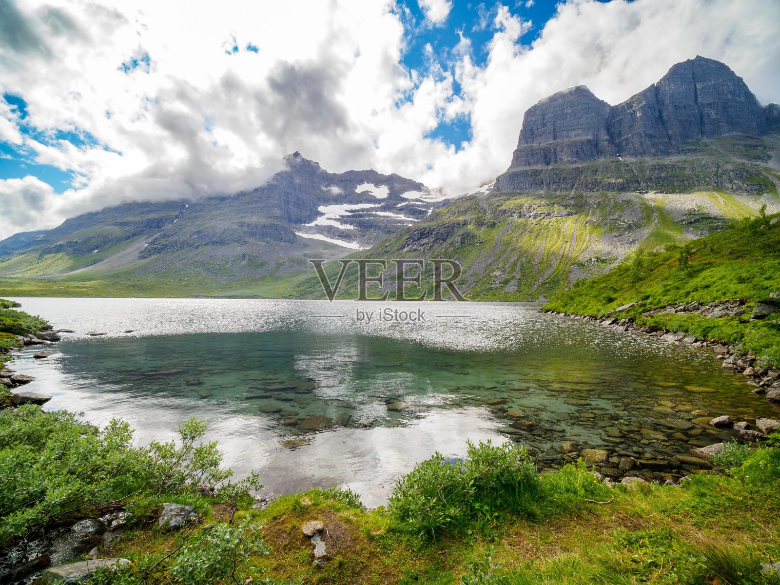 Storvatnet湖和周围的山峰。挪威的内达伦山谷照片摄影图片
