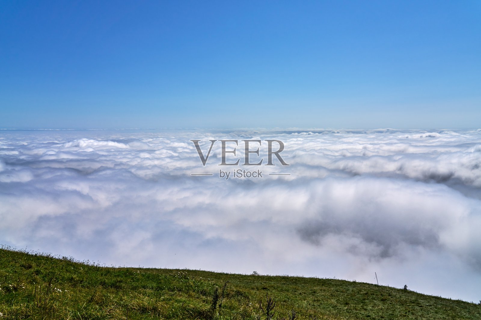 从圆顶到封闭的云层照片摄影图片