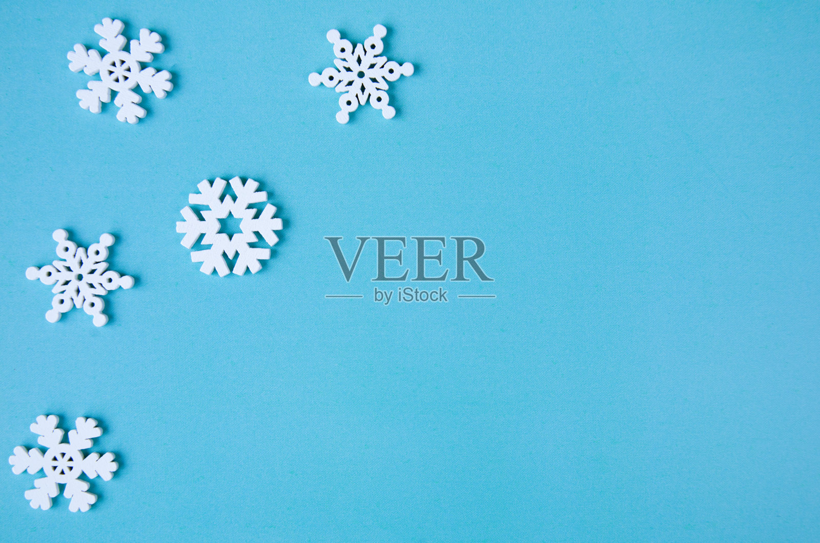 蓝色背景上的白色雪花照片摄影图片