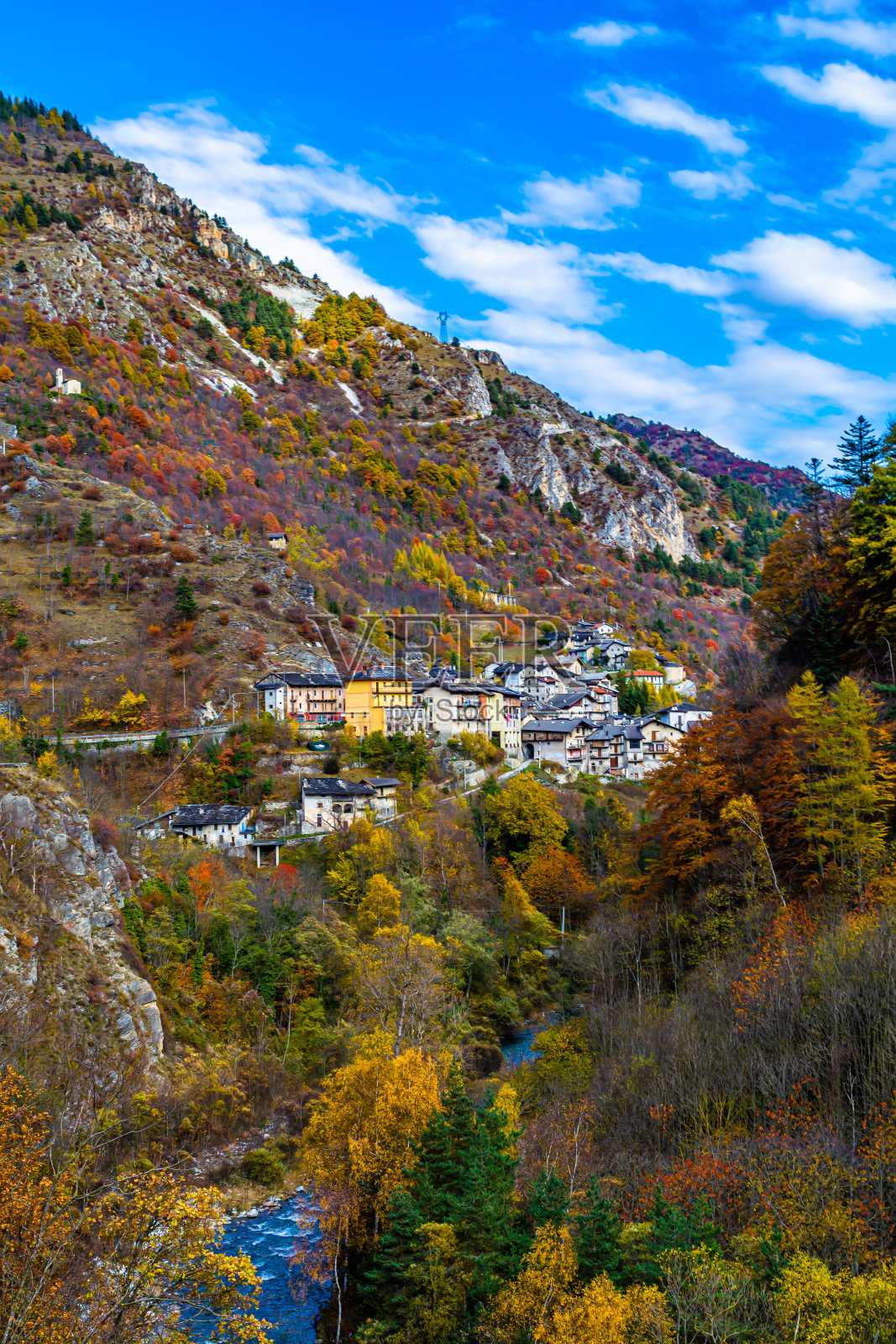 迈拉山谷的秋色。落叶松、山毛榉、枫树和冷杉改变了它们的外观照片摄影图片