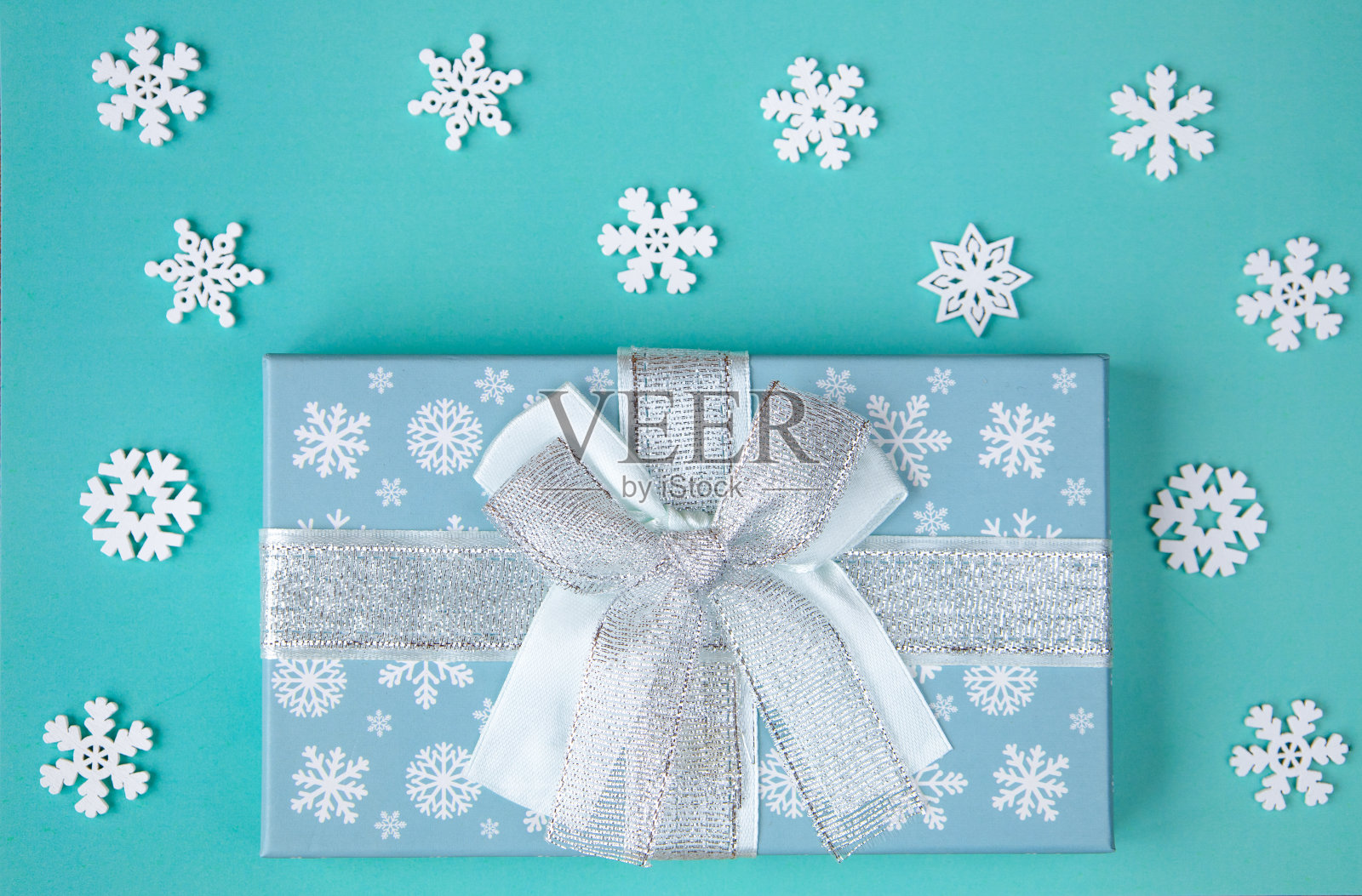 白色的雪花和蓝色背景上的新年礼物照片摄影图片