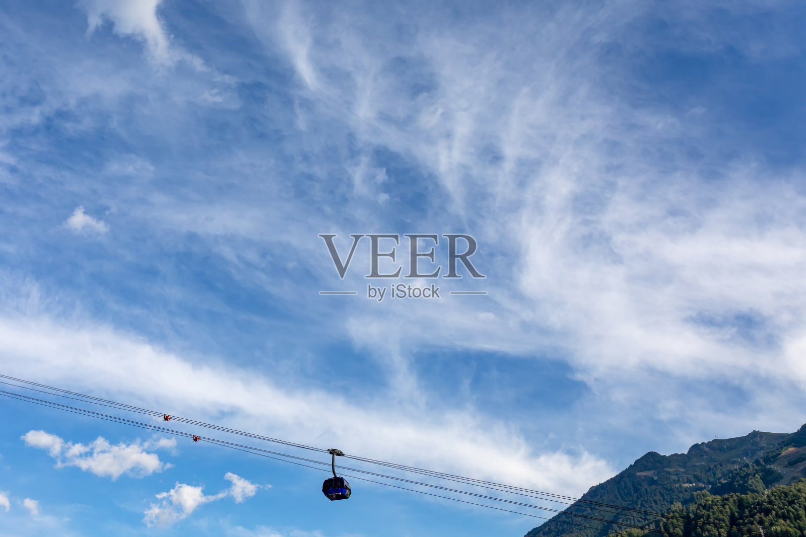 蓝色缆车上的云朵与天空相衬照片摄影图片