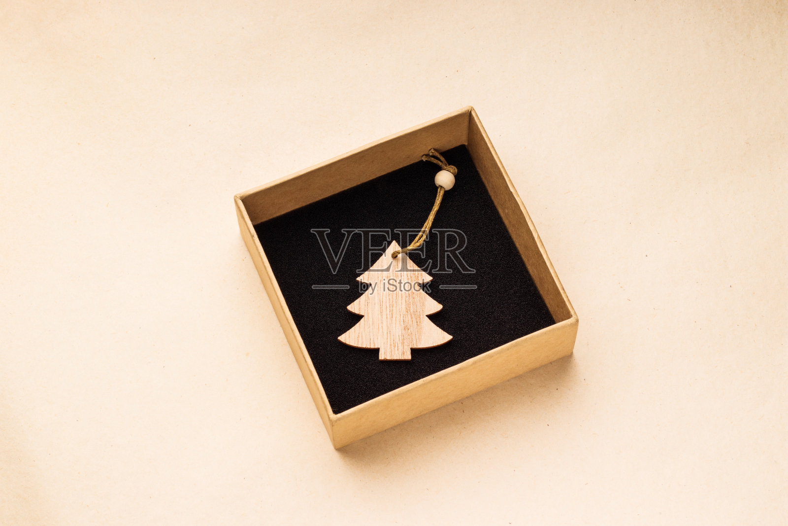 装在盒子里的木制圣诞树照片摄影图片