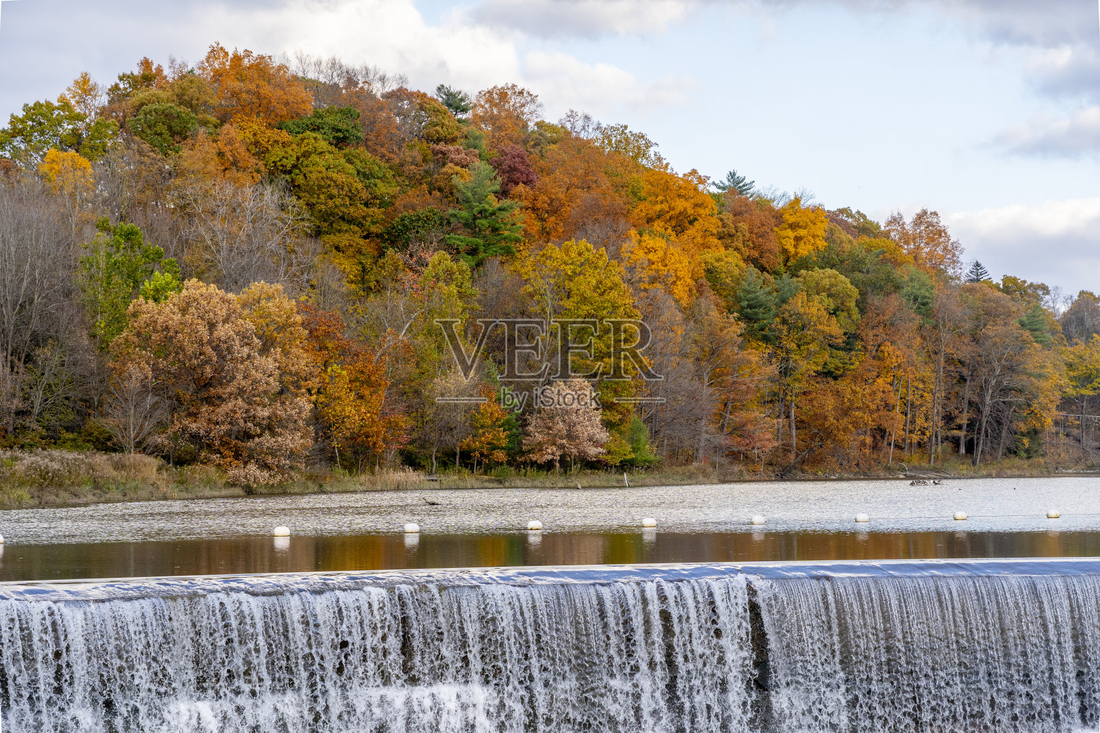 湖泊、瀑布和森林照片摄影图片