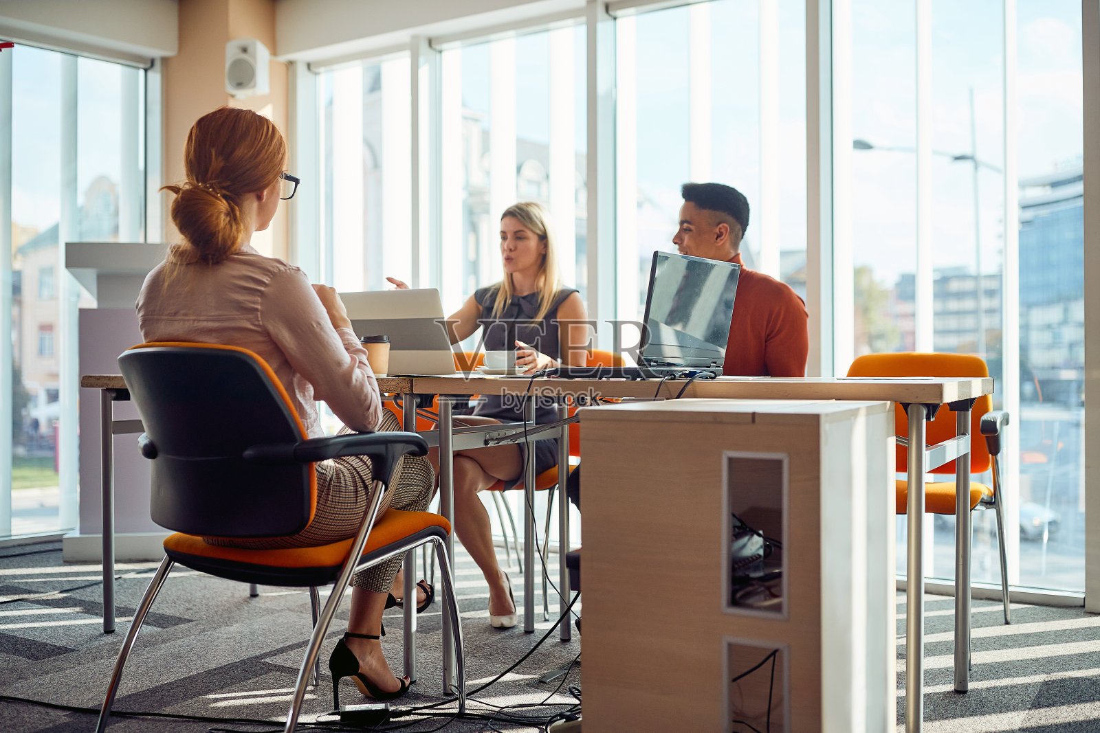 商务人士面试女性求职者照片摄影图片