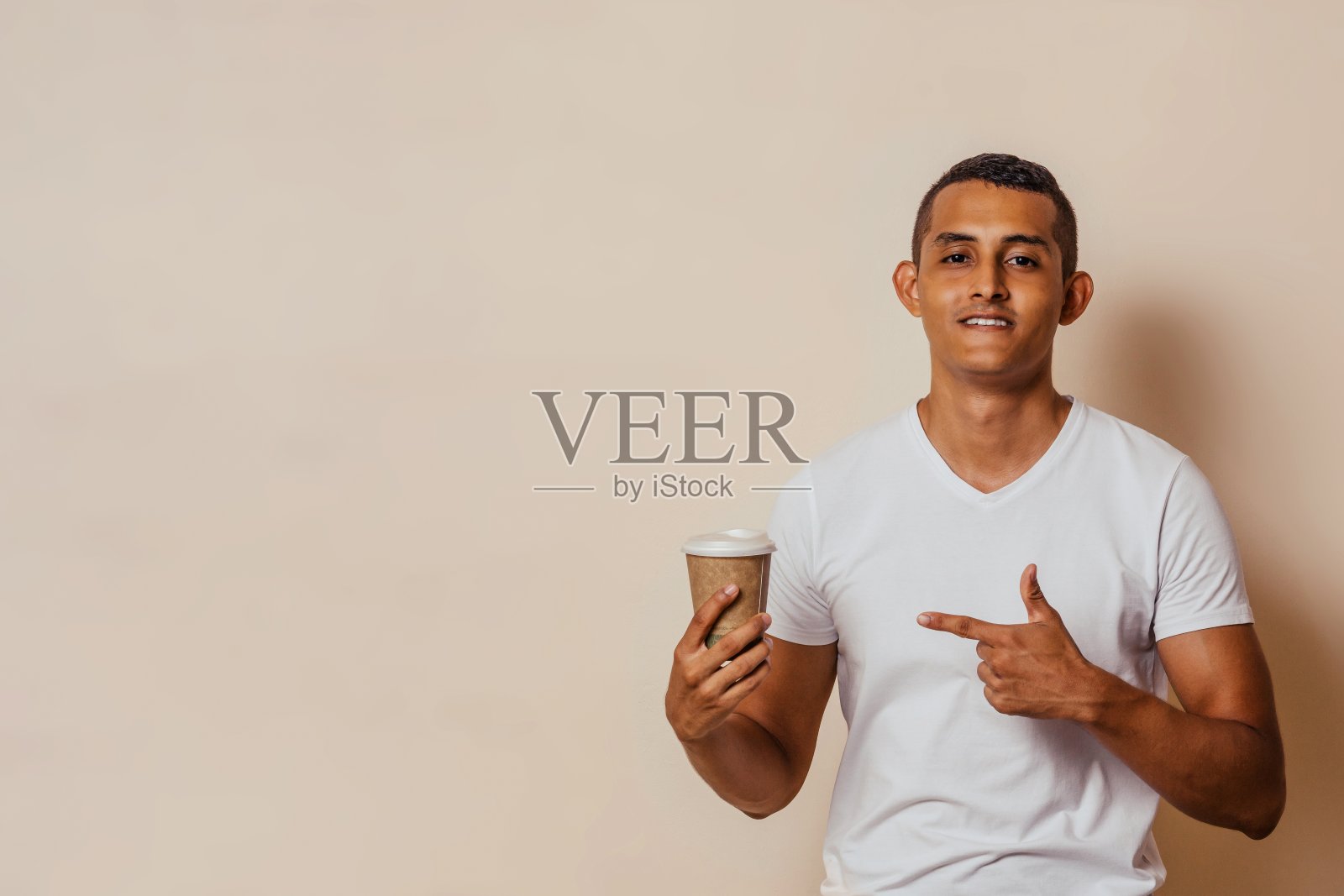 一个拉丁人指着咖啡杯。照片摄影图片