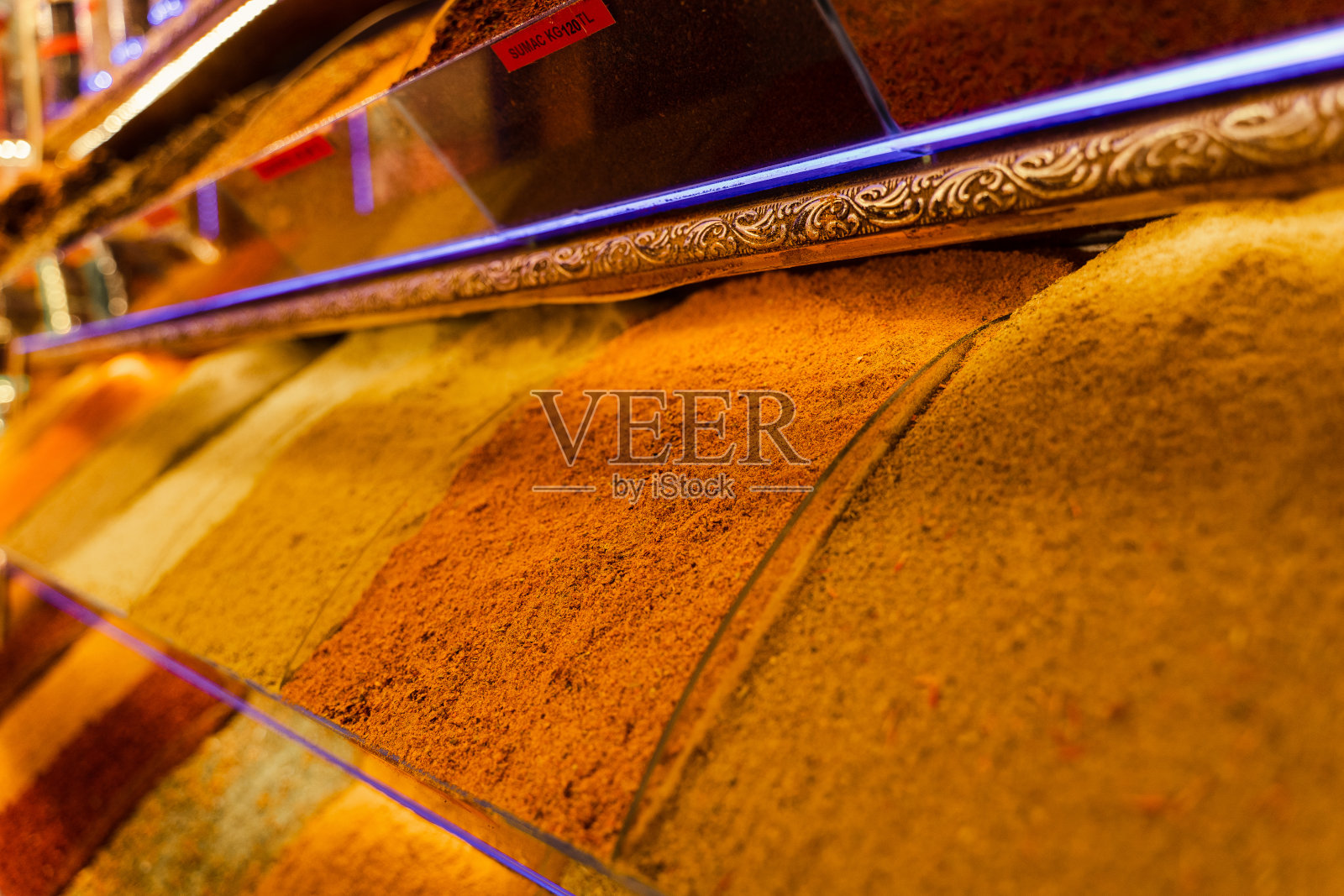 土耳其市场上的各种香料。姜黄和胡椒混合。香菜，红辣椒和红辣椒照片摄影图片