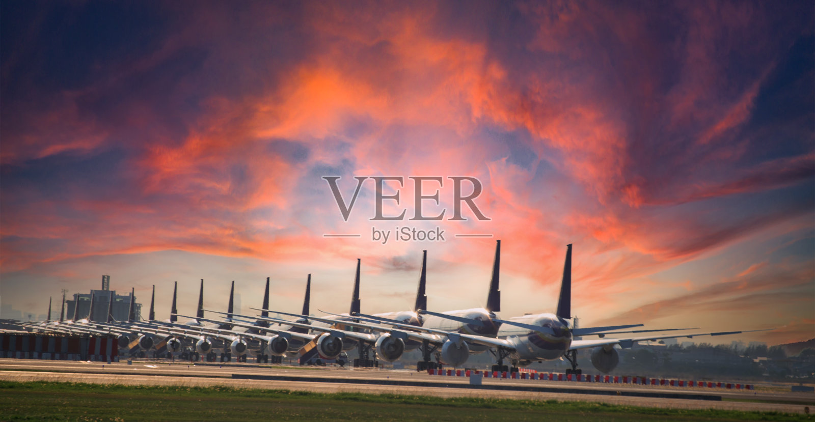 日落时分，飞机停在泰国曼谷素万那普机场照片摄影图片