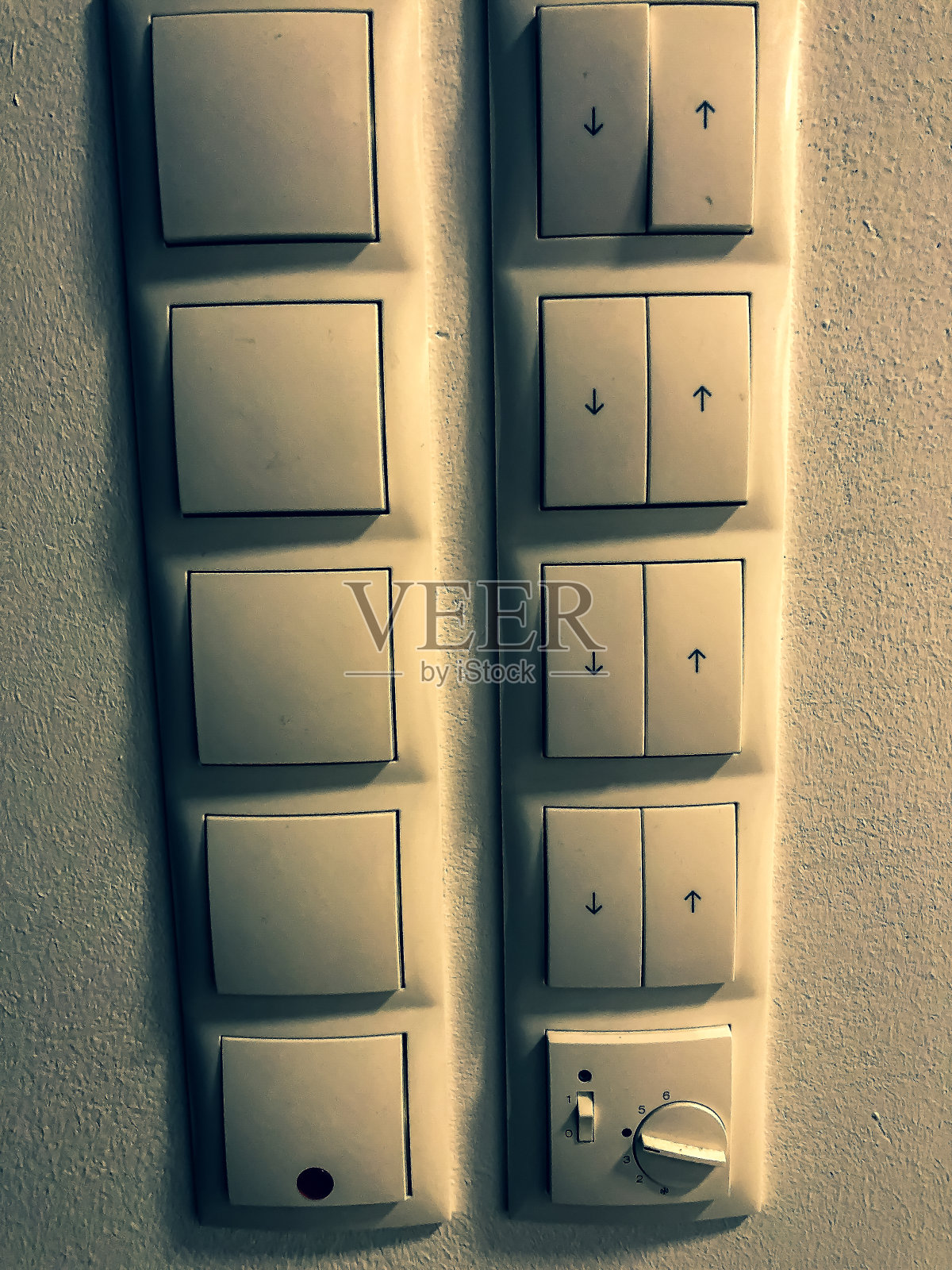 电灯和百叶窗的开关。照片摄影图片