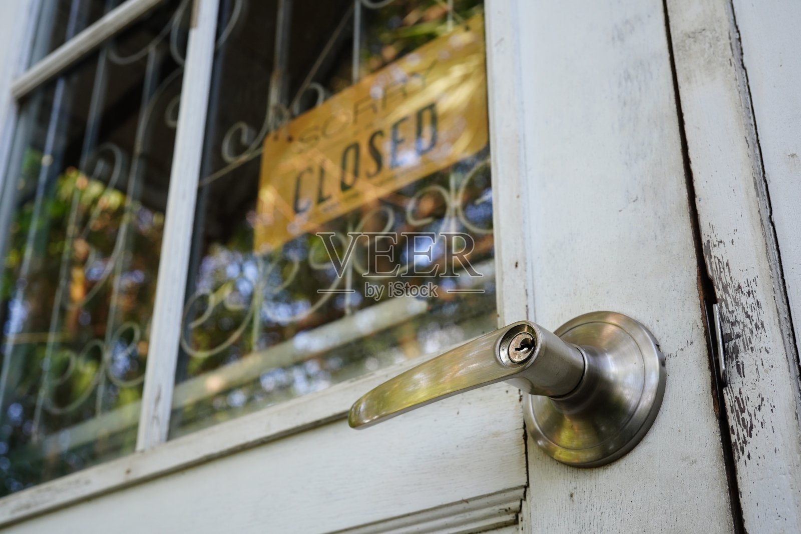 贴上“对不起，我们关门了”的标签照片摄影图片