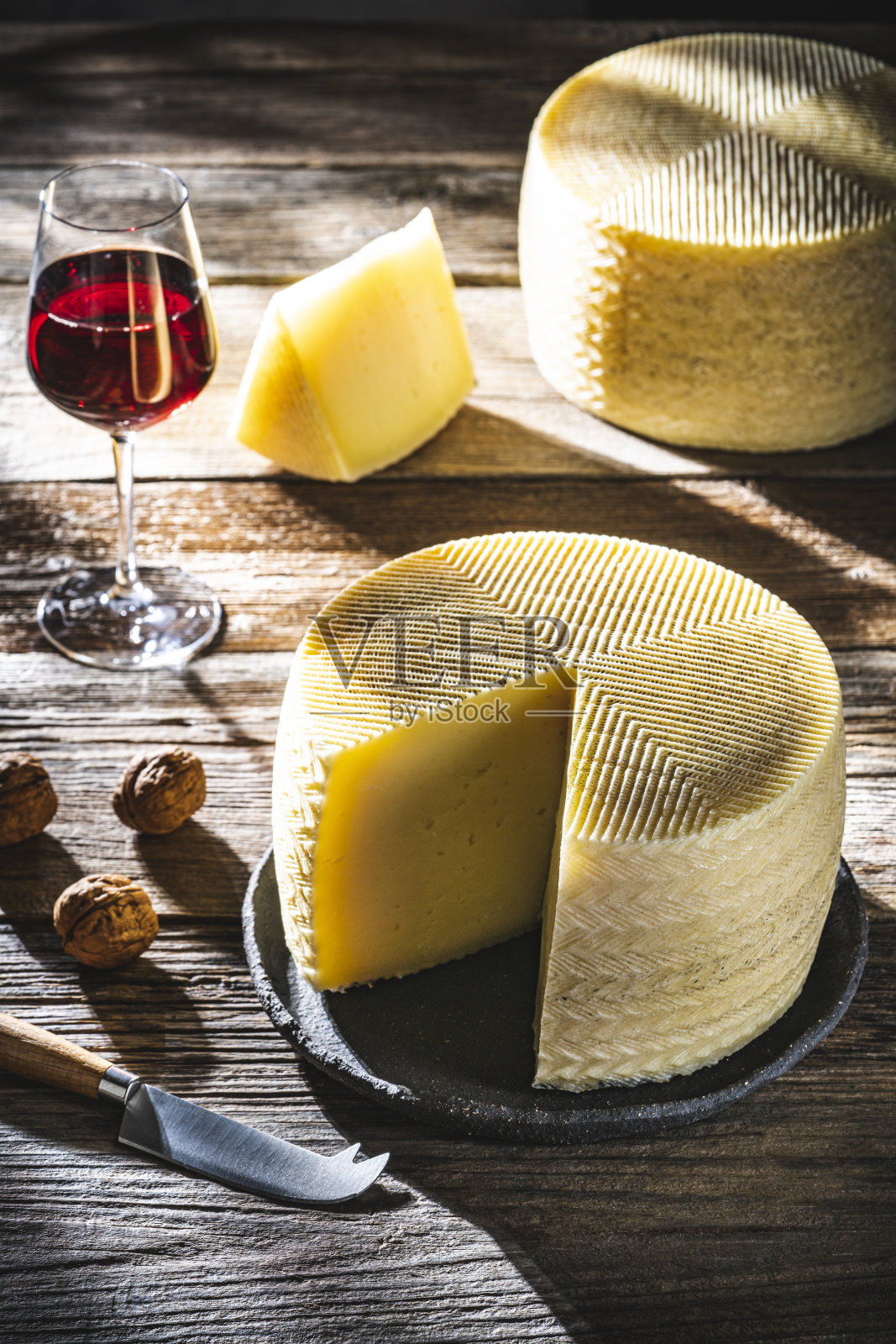 芝士奶酪轮2片和红酒杯在乡村照片摄影图片