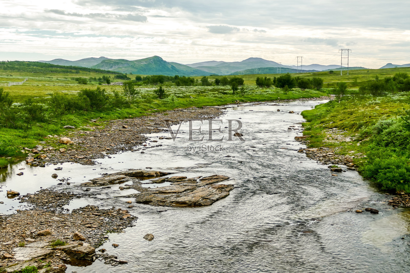 这条河位于挪威和北欧的山脉中照片摄影图片