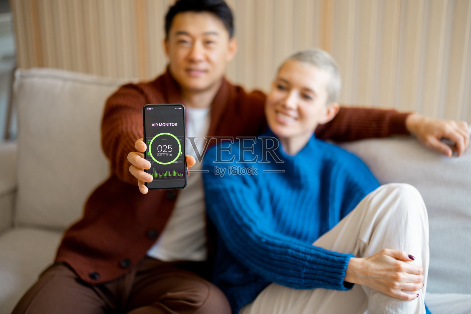 一名男子在智能手机上展示家用空调应用照片摄影图片